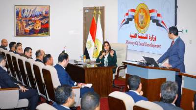 وزيرة التنمية المحلية تعقد حواراً مع خريجي برنامج إعداد قادة المستقبل
