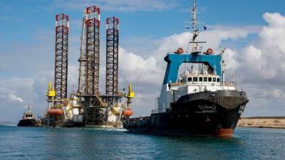 بالصور.. قناة السويس تشهد عبور استثنائي للحفار "ADMARINE260"