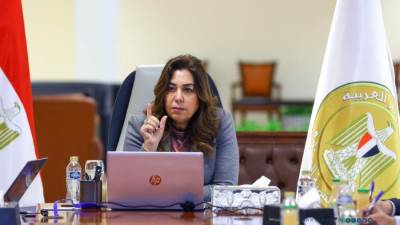 وزيرة التنمية المحلية تستعرض تقريراً حول جهود وحدة السكان المركزية بالوزارة