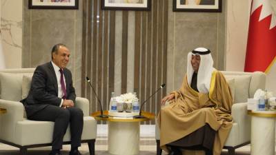 وزير الخارجية والهجرة يبحث التعاون مع رئيس غرفة صناعة وتجارة البحرين