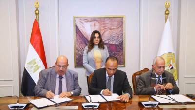 وزيرة التنمية المحلية تشهد توقيع عقد بالتراضي بين محافظة المنيا وشركة إيكو