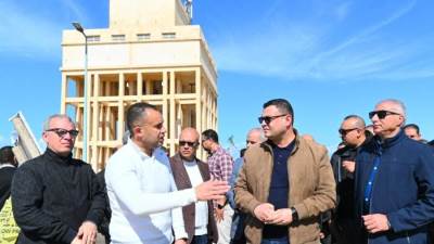 وزير الإسكان يتفقد مشروعات الطرق والوحدات وأعمال البحيرات بمارينا بالساحل الشمالي
