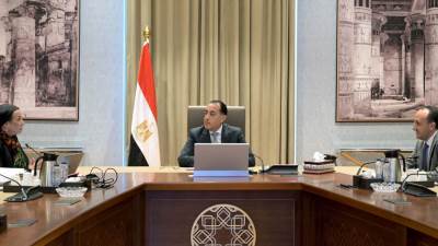 رئيس الوزراء يُتابع مع وزيرة البيئة عدداً من ملفات العمل
