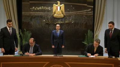 مدبولي يشهد توقيع اتفاقية بين وزارة المالية والبنك الأوروبي لإعادة الإعمار والتنمية