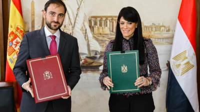 وزيرة التخطيط توقّع منحة مع إسبانيا لدراسة امتداد مترو القاهرة