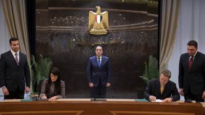 رئيس الوزراء يشهد توقيع مذكرة بين وزارة التخطيط والبنك الأوروبي لإعادة الإعمار