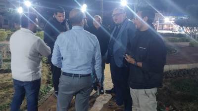 رئيس جهاز الشروق يتابع استكمال أعمال صيانة أعمدة الإنارة بالمدينة