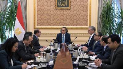 رئيس الوزراء يلتقي وزيري المالية والبترول لمتابعة عدد من ملفات العمل المشتركة