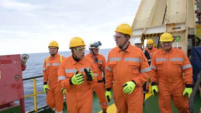 رئيس الوزراء يتابع قدرات الحفار "سايبم 10000" بموقع حقل ظهر