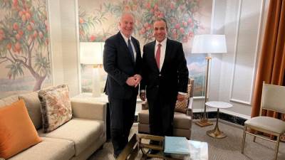 وزير الخارجية والهجرة يلتقي السناتور كريس فان هولن بمجلس الشيوخ الأمريكي