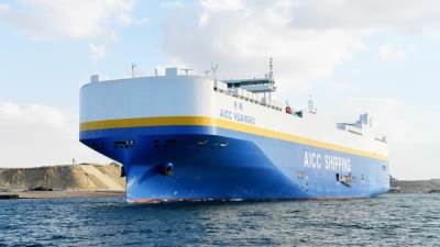 بالصور.. قناة السويس تشهد عبور حاملة السيارات AICC HUANGHU