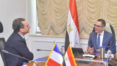 وزير الاستثمار يبحث إنشاء منظومة طيران في مصر مع سفير فرنسا بالقاهرة