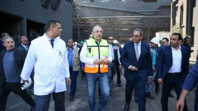 وزير قطاع الأعمال يقوم بجولة تفقدية بمصانع مجمع الألومنيوم بنجع حمادي