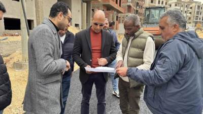 رئيس جهاز القاهرة الجديدة يتابع أعمل الطرق والأسفلت بحي النرجس