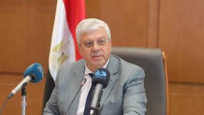 عاشور: نحرص على توفير حرم جامعي صحي وبيئة تعليمية تثري قدرات الطلاب