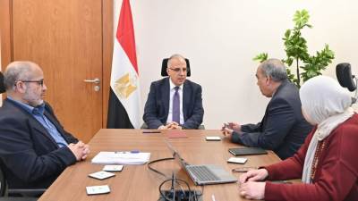 وزير الري يتابع أعمال الصيانة والتأهيل الجارية لحائط رشيد البحري