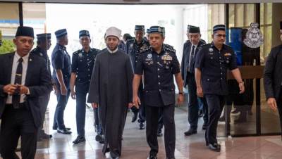 وزير الأوقاف يلتقي قيادات الشرطة الماليزية ويلقي محاضرة بأكاديمية الشرطة الملكية