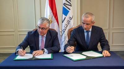 رئيس اقتصادية قناة السويس يُوقع عقد المرحلة الأولى لمشروع أروغلو نيتينج بالقنطرة