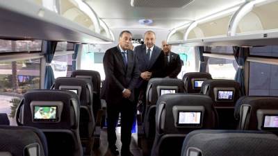 رئيس الوزراء يتفقد نموذجًا لأتوبيس سياحي لشركة مصر للسياحة