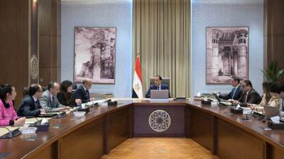 رئيس الوزراء يستعرض مع وزيري الكهرباء والاستثمار عددا من ملفات العمل المشتركة