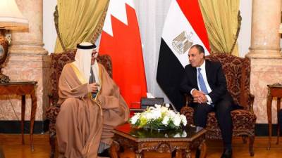 وزير الخارجية والهجرة يلتقي مع نظيره البحريني