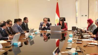 نائب رئيس الوزراء ووزيرة التخطيط يناقشان الخطة الاستثمارية لوزارة الصحة