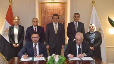 هيئة الدواء تشهد اتفاقية توطين أدوية الاورام بين ساندوز العالمية وسيديكو