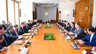 وزير الخارجية والهجرة يجتمع مع قيادات الوزارة لمتابعة سير العمل