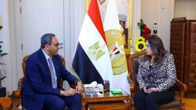 وزيرة التنمية المحلية تتابع مع محافظ قنا جهود توافر السلع الأساسية للمواطنين