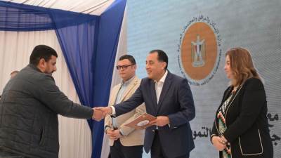 رئيس الوزراء يسلم عقود وحدات سكنية ضمن مبادرة سكن لكل المصريين