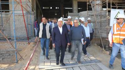 وزير الصناعة والنقل يتفقد مواقع العمل بمشروع الخط الأول من شبكة القطار الكهربائي السريع