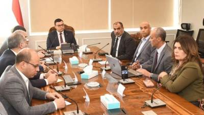 وزير الإسكان يلتقي ممثلي شركة كريستال لاجون المتخصصة في إنشاء البحيرات