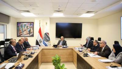 وزير قطاع الأعمال العام يستعرض موقف مشروعات القابضة للسياحة والفنادق