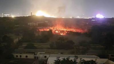 "صورة مباشرة".. شاهد أول صورة تظهر الحرائق المشتعلة في العاصمة صنعاء بعد الغارات الامريكية 