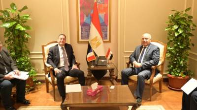 وزير الصناعة والنقل يبحث مع السفير الفرنسي بالقاهرة أوجه التعاون