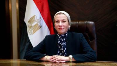 وزيرة البيئة تستعرض تقريرًا حول جهود الوزارة فى دعم وتمكين المرأة