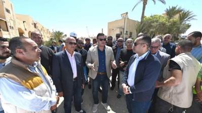 وزير الإسكان يتفقد أعمال رفع كفاءة طريق الازدواج وإنشاء سور منطقة الشانزلزيه بمارينا العلمين السياحي