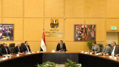 وزير الإسكان يلتقي مجموعة من المطورين وممثلي الكيانات العاملة بالساحل الشمالي الغربي