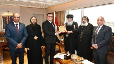 وزير الإسكان يستقبل ممثلي دير"الأنبا بولا" بالبحر الأحمر