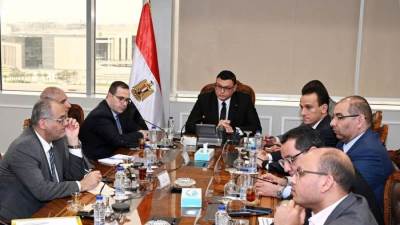 الشربيني يتابع مع شركة فاوندرز الخطة الترويجية لبعض مشروعات الوزارة