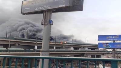 حريق ضخم يلتهم سيارة ملاكي على كوبري أكتوبر