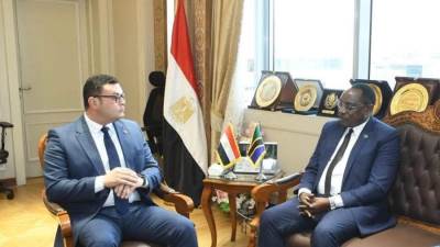 وزير الإسكان يستقبل السفير التنزاني لبحث تعزيز فرص ومجالات التعاون