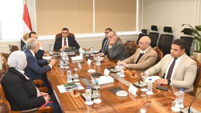 وزير الإسكان يستعراض الموقف الخاص لمشروعات ضمن تطوير سور مجرى العيون