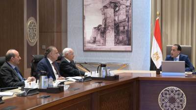 رئيس الوزراء يلتقي أعضاء اللجنة الاستشارية للشئون السياسية