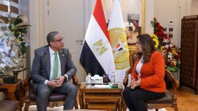وزيرة التنمية المحلية تتابع مع محافظ الفيوم جهود تحسين الخدمات للمواطنين