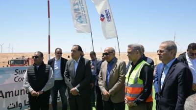  رئيس الوزراء يتفقد محطة "أمونت" لطاقة الرياح برأس غارب