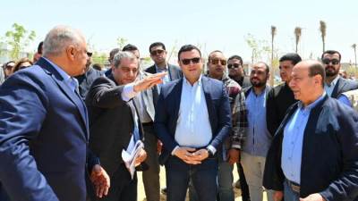 وزير الإسكان يقوم بجولة موسعة بمشروع حدائق تلال الفسطاط