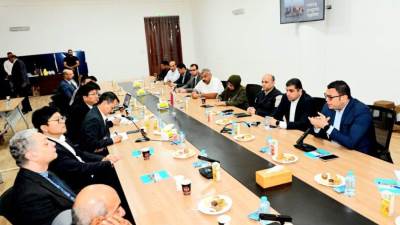 وزير الإسكان يجتمع بمسؤولي الشركة الصينية وفريق عمل العاصمة الإدارية