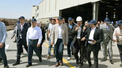 رئيس الوزراء يتفقد مجموعة مصانع شركة التوكل للصناعات الحديدية والجلفنة
