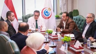 وزير الصحة يبحث آليات تطوير وحوكمة منظومة العلاج على نفقة الدولة